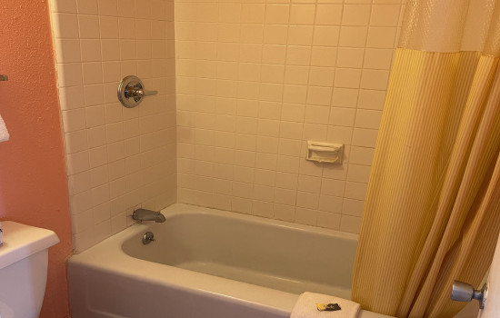 Bravo Inn - Guest Bathroom
