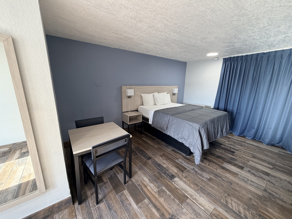 Bravo Inn Greensboro - Deluxe Queen